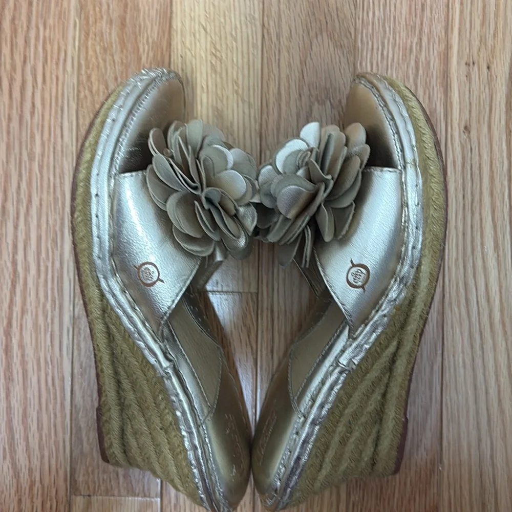 Born Metallic Gold Flower‎ Wedge Sandal - size 8